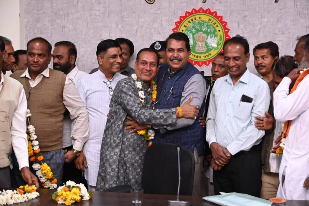 *माकड़ोन में सरदार पटेल और डॉ. अंबेडकर दोनों की मूर्तियां स्थापित होंगी, दोनों पक्षों की सहमति से निर्णय लिया गया। कलेक्टर और पुलिस अधीक्षक ने माकड़ोन के दोनों पक्षों के साथ की समन्वय बैठक!*