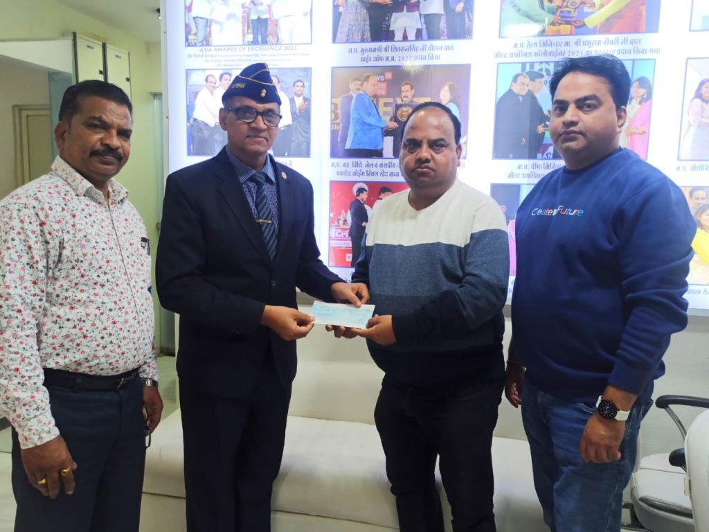 *सशस्र्क सेना झंडा निधि में आरके डेवलपर द्वारा एक लाख रुपये से अधिक की सहयोग राशि भेंट की*