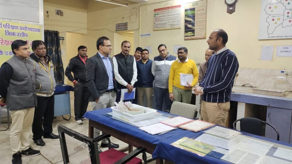 कमिश्नर डॉ संजय गोयल ने कृषि विज्ञान केंद्र एवं मिट्टी परीक्षण प्रयोगशाला का आकस्मिक निरीक्षण किया