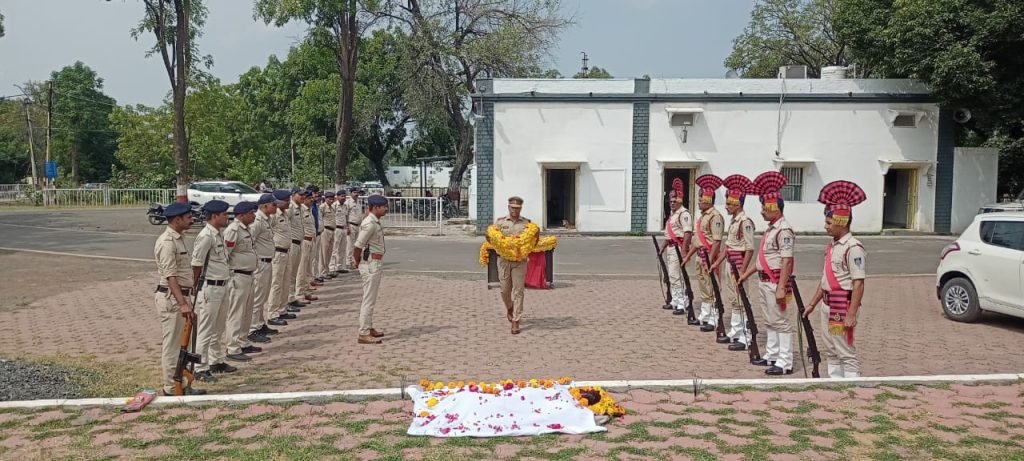 पुलिस डॉग को भावभीनी श्रद्धांजलि अर्पित की गई तथा पुलिस लाईन में पुलिस डॉग को सलामी दी गई व मौन रखा गया ।