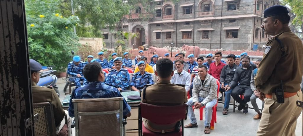 नगर पुलिस अधीक्षक कोतवाली एवम् थाना प्रभारी महाकाल द्वारा रैपिड एक्शन फोर्स, नगर सुरक्षा समिति की ली संयुक्त बैठक । थाना महाकाल, जीवजीगंज के संवेदनशील/अतिसंवेदनशील क्षेत्रों का किया परिचय अभ्यास।