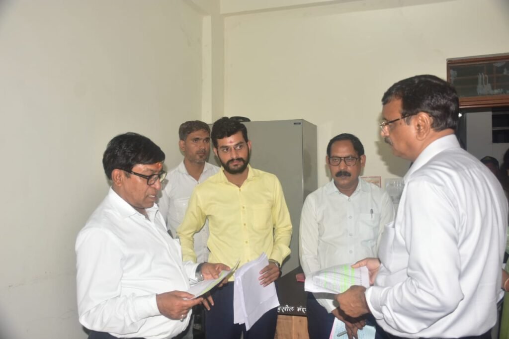 राजस्व महाभियान के सफल क्रियान्वन के लिए संभागायुक्त गुप्ता ने मंदसौर जिले के तहसील कार्यालयों का औचक निरीक्षण किया __