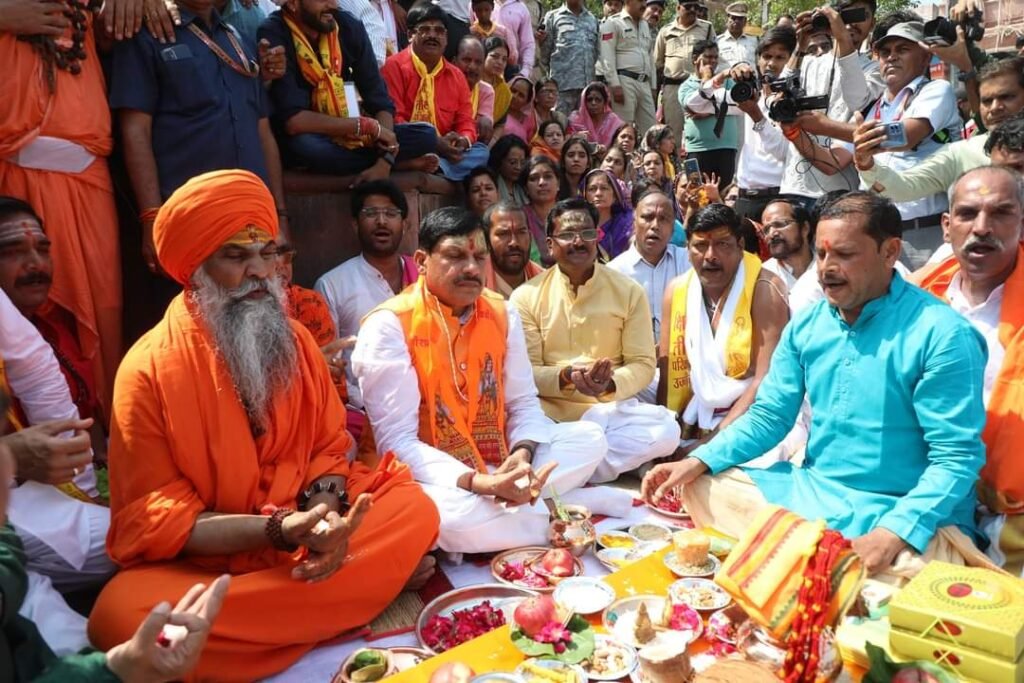 मोक्षदायिनी शिप्रा का मुख्यमंत्री डॉ. मोहन यादव ने पूजा-अर्चना कर शिप्रा तीर्थ परिक्रमा का किया शुभारंभ, मुख्यमंत्री हजारों श्रद्धालुओं के साथ शिप्रा तीर्थ परिक्रमा यात्रा में शामिल हुए