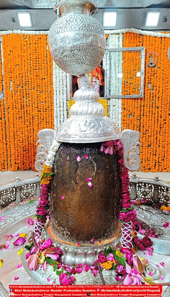 श्री महाकालेश्वर मंदिर में पंजाब के श्रद्धालु द्वारा रजत आभूषण अर्पित
