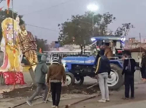 *सरदार वल्लभ भाई पटेल की प्रतिमा को कुछ लोगों द्वारा गिराने के बाद दो पक्षो के बीच हुआ विवाद!*