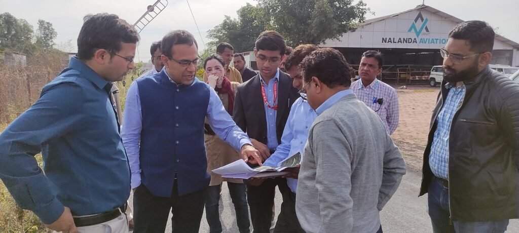 *संभागायुक्त एवं कलेक्टर ने अधिकारियों के साथ सदावल में हेलीपेड एवं दताना हवाई पट्टी पर बनने वाले एयरपोर्ट स्थल का निरीक्षण किया।*