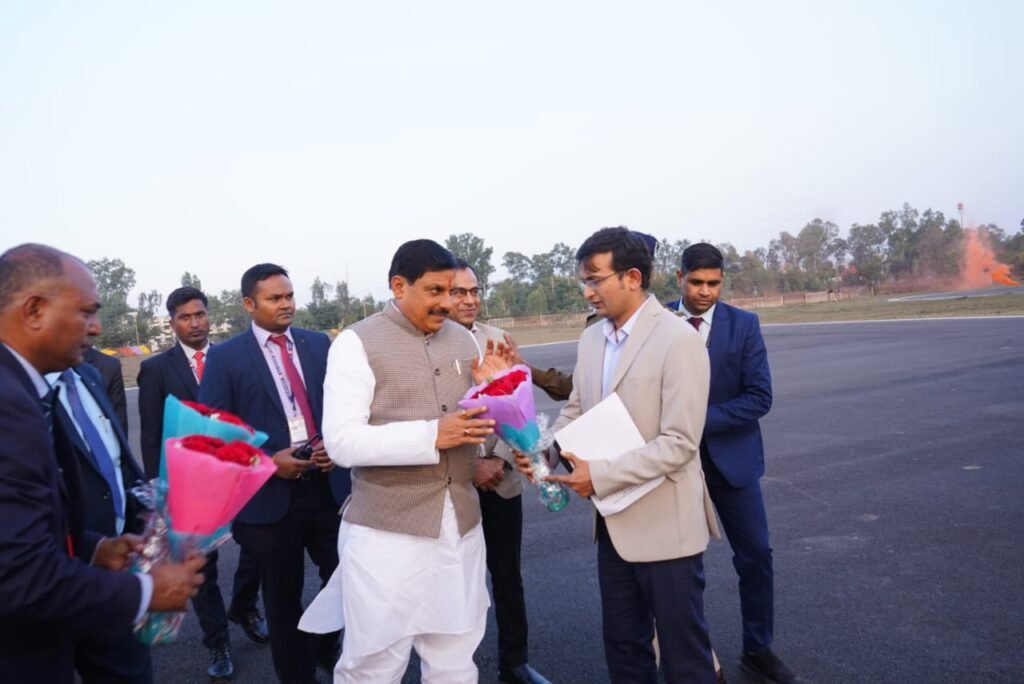 *मुख्यमंत्री डॉ. मोहन यादव उज्जैन पहुंचे, पुलिस लाईन स्थित हेलीपैड पर प्रशासनिक अधिकारियों एवं जनप्रतिनिधियों ने अगवानी कर स्वागत किया।*