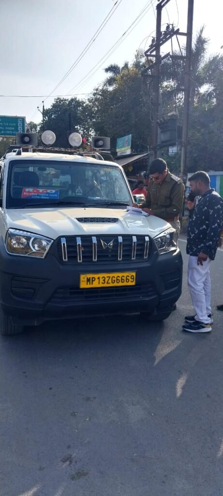 *आरटीओ उड़न दस्ता द्वारा वाहनों की चेकिंग की गई, 2 बसों पर चालानी कार्रवाई करते हुए 20 हजार रुपए का राजस्व वसूला।*