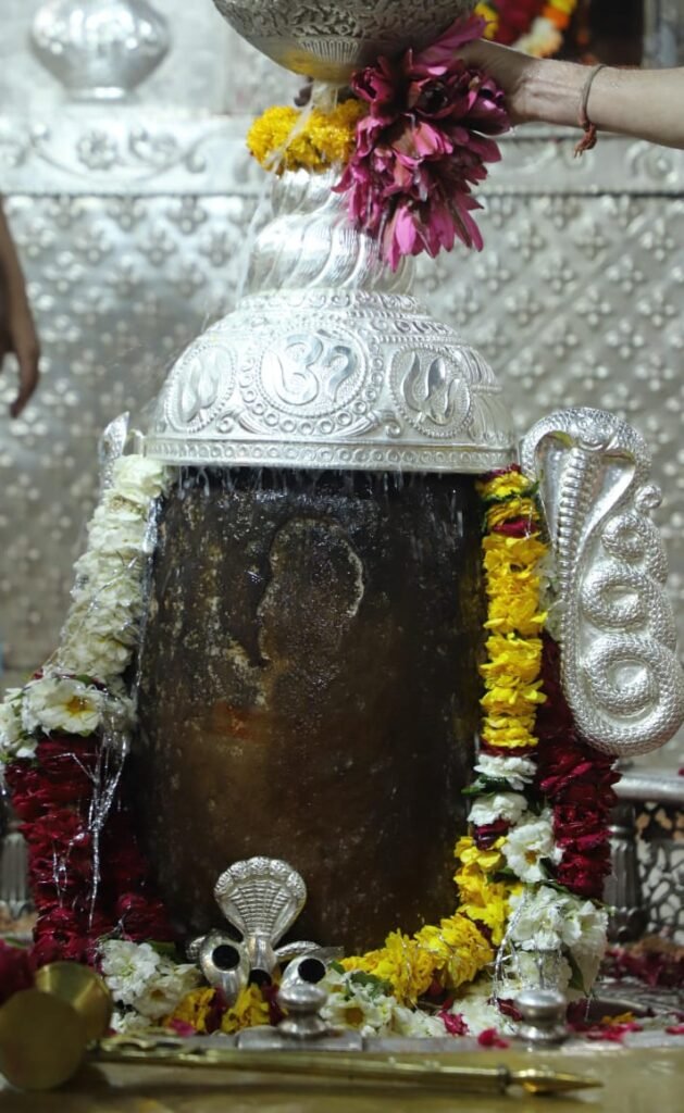 *श्री महाकालेश्वर मंदिर में बैंगलुरू से आए श्रद्धालु ने रजत आभूषण के साथ रुपये 1.51 लाख किए अर्पित।*