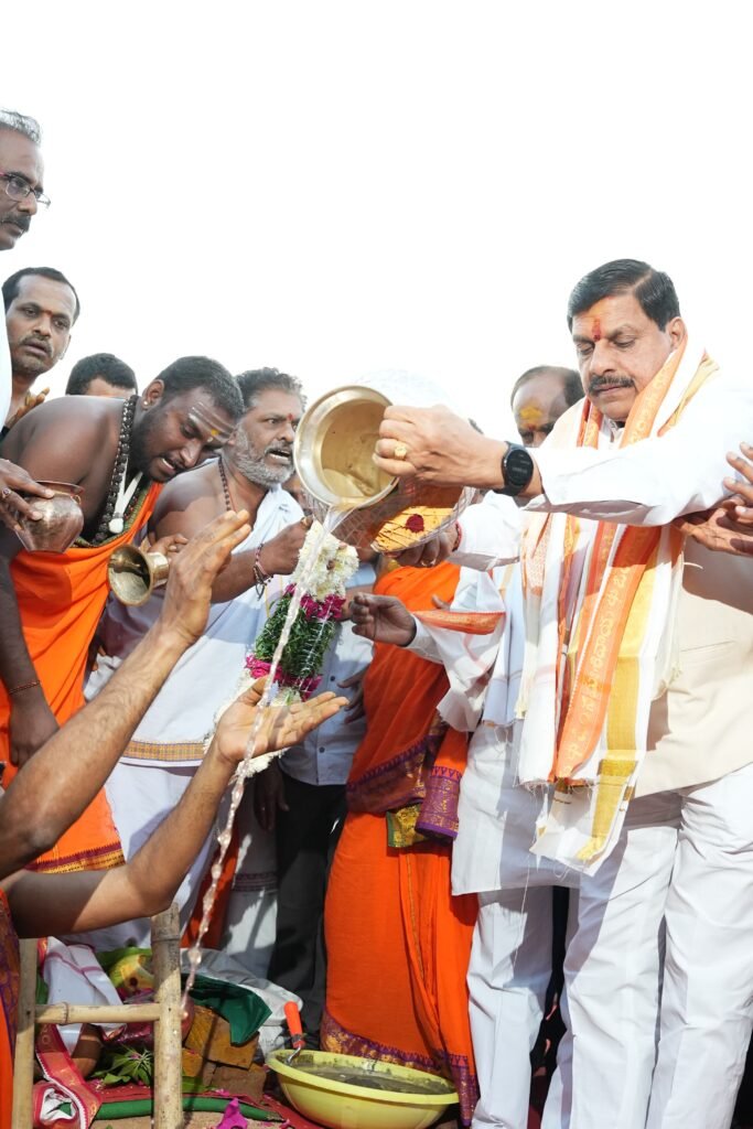 *मुख्यमंत्री डॉ. मोहन यादव ने भगवान मल्लिकार्जुन के किए दर्शन, तेलंगाना के नागरिकों को महाकाल दर्शन का निमंत्रण, कोमुरवेल्ली में रेलवे स्टेशन के शिलान्यास समारोह में विशेष अतिथि शामिल हुए।*