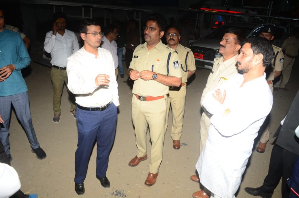 महाशिवरात्रि पर्व पर श्री महाकालेश्वर मंदिर में की गई व्यवस्थाओं का कलेक्टर, एसपी ने लिया जायजा।