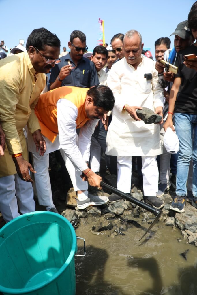 उज्जैन पुलिस लाइन स्थित तालाब गहरीकरण के लिए मुख्यमंत्री डॉ. मोहन यादव ने वृक्षारोपण कर श्रमदान किया।