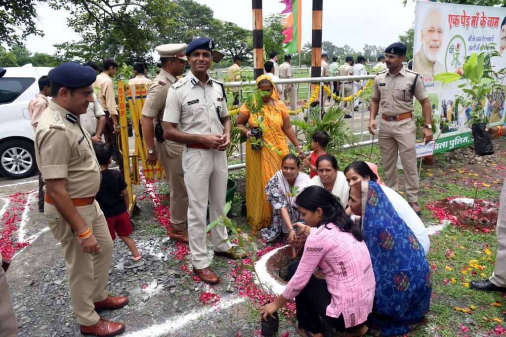 उज्जैन में वरिष्ठ अधिकारीगण की उपस्थिति में पुलिस लाइन उज्जैन में किया गया छायादार व फलदार पौधों का रोपण।
