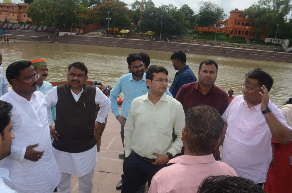 बाबा महाकाल की सवारी मार्ग पर व्यवस्थाओं का जनप्रतिनिधियों कलेक्टर और एसपी ने लिया जायजा* —-