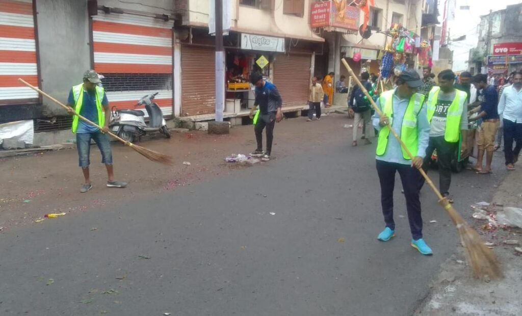 सवारी निकलने के बाद तत्काल सफाई अमले ने की सवारी मार्ग की सफाई श्रावण मास में निकलने वाली महाकाल सवारी हेतु नगर निगम द्वारा व्यापक रूप से की गई सवारी मार्ग पर व्यवस्थाएं