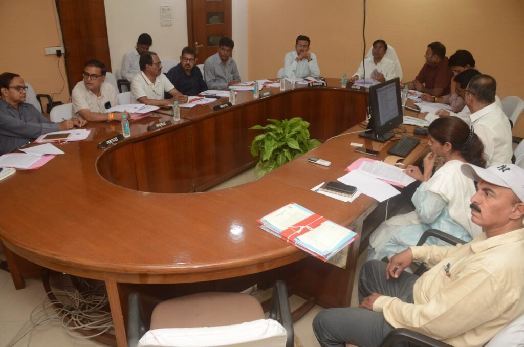 *सिंहस्थ 2028 को ध्यान में रखते हुए श्री महाकालेश्वर मंदिर में निर्माण कार्य किए जाएं : संभागायुक्त संजय गुप्ता*