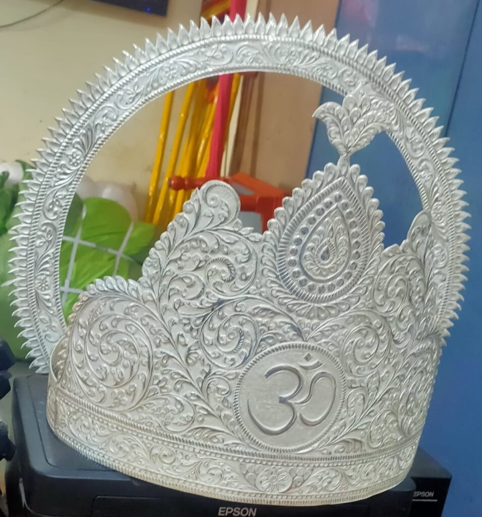 श्री महाकालेश्वर मंदिर में मुम्बई के भक्त द्वारा रजत मुकुट दान में प्राप्त*