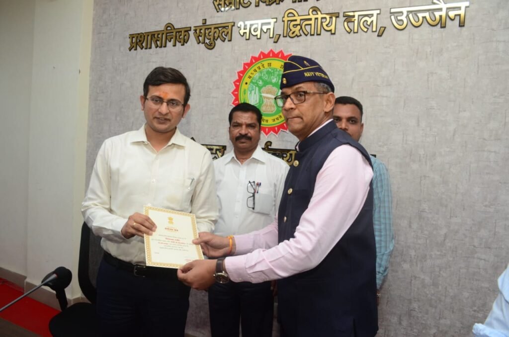 उज्जैन जिले में लक्ष्य से अधिक धनराशि का योगदान प्राप्त होने पर राज्यपाल ने कलेक्टर को सम्मानित किया