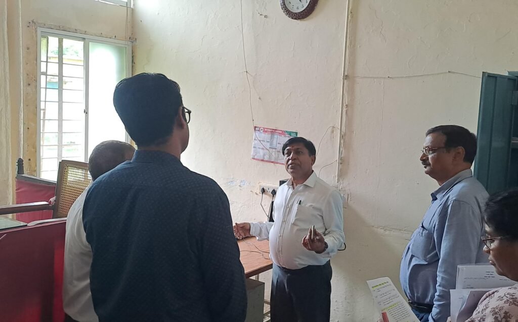 संभागायुक्त गुप्ता द्वारा राजस्व न्यायालयों की कि जा रही सतत मॉनिटरिंग घट्टिया तहसील कार्यालय का संभागायुक्त गुप्ता ने किया औचक निरीक्षण लम्बित राजस्व प्रकरणों का त्वरित निराकरण करने की दी सख्त हिदायत