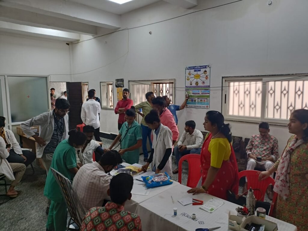 महाकालेश्वर मंदिर प्रबंध समिति, उज्जैन के माध्यम से बाबा महाकाल की सवारी नगर भ्रमण हेतु निकाली जाती है, सवारी की पालकी में विराजित बाबा श्री महाकालेश्वर नगर भ्रमण हेतु जाते है। पालकी को कहारो के द्वारा कन्धों पर उठाया जाकर सवारी में चलाया जाता है।